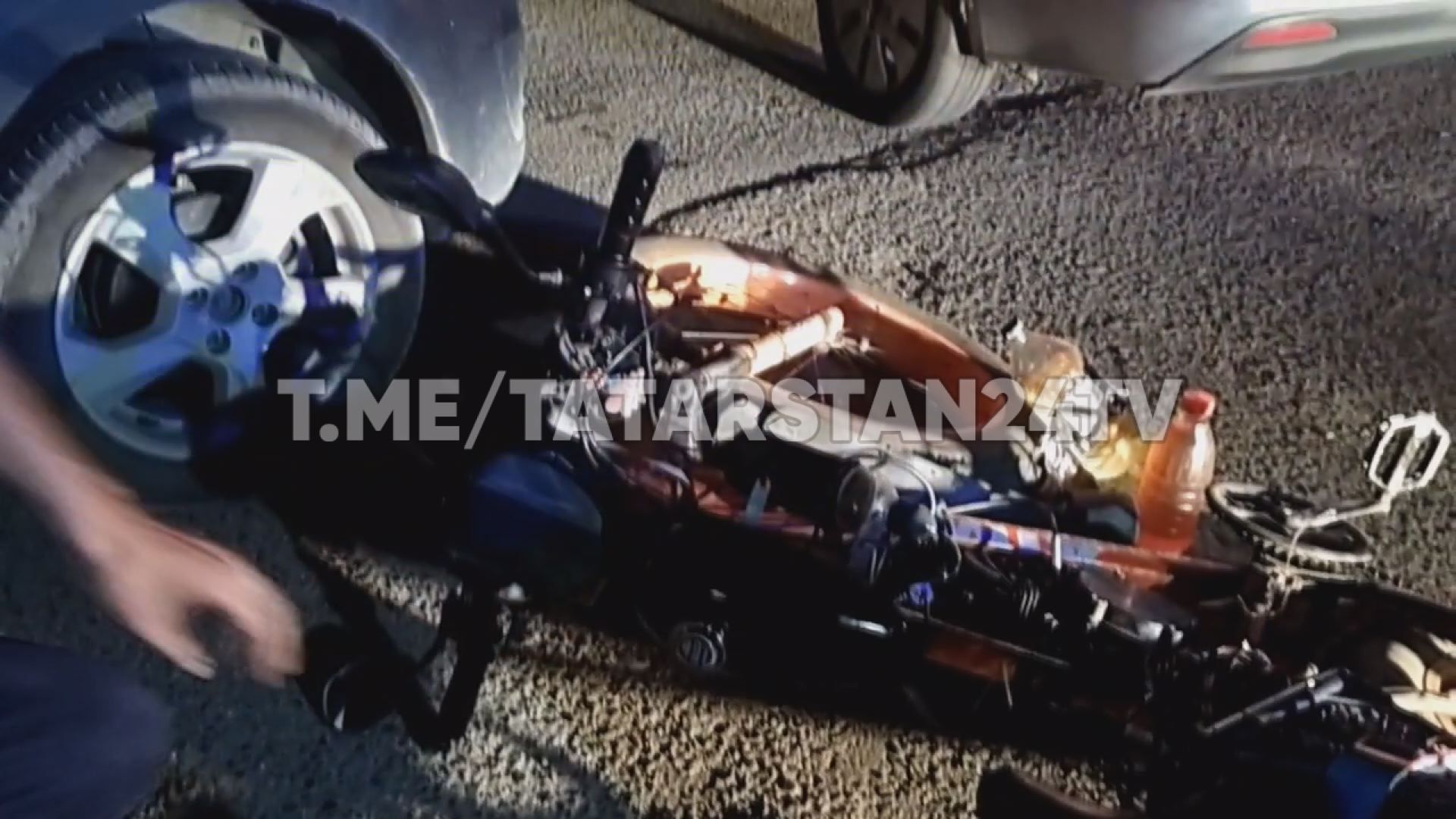 В Казани мужчина на велосипеде с бензиновым мотором столкнулся с иномаркой