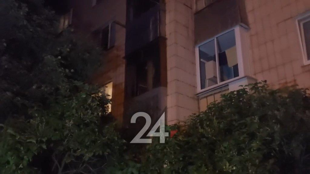Соседи потушили балкон в многоэтажке в Казани