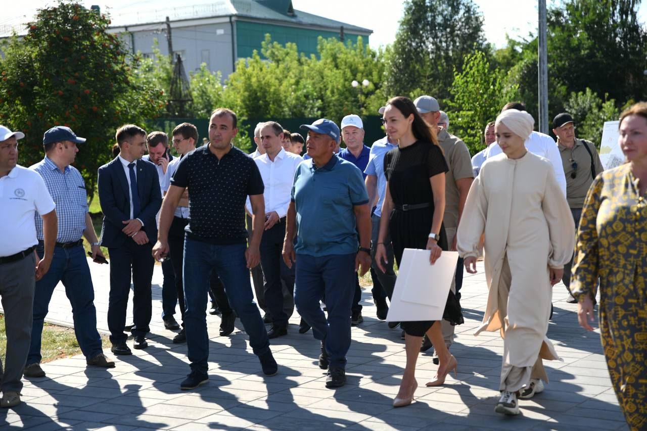 Минниханов ознакомился с ходом работ по благоустройству Центральной площади в Буинске