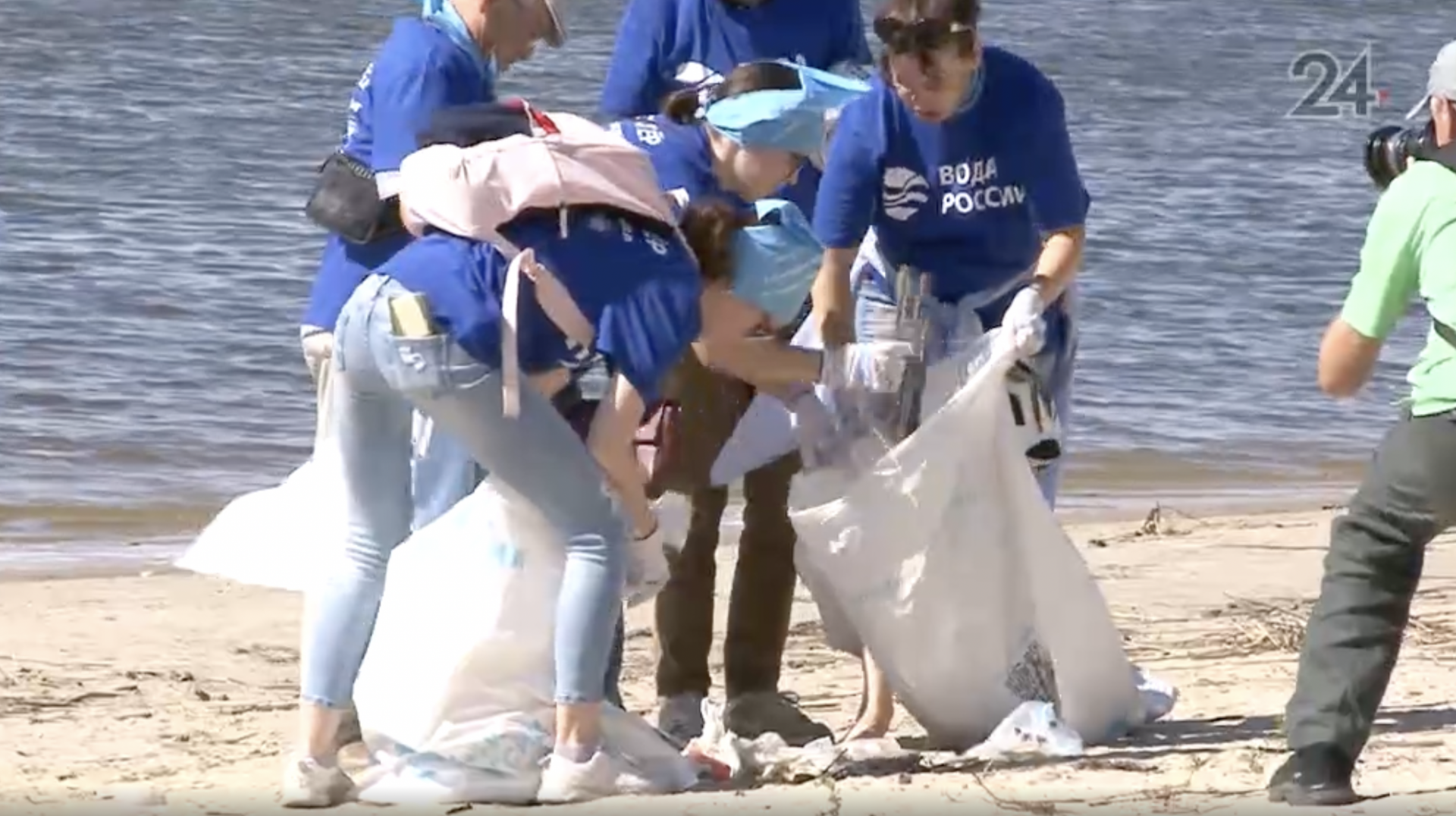 В Казани при очистке Волги волонтеры собрали 113 мешков мусора
