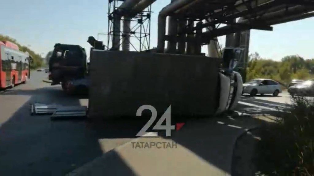 Газель перевернулась на бок после столкновения с грузовиком в Казани