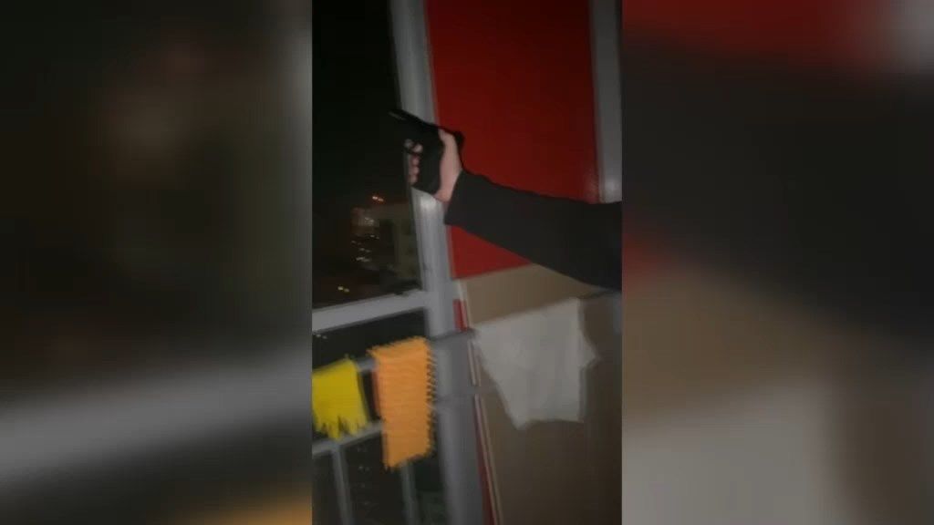 В Казани молодой человек стрелял из оружия с балкона