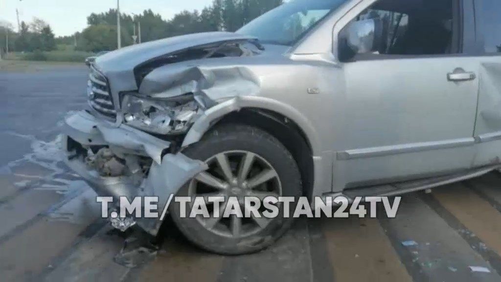 Сразу три автомобиля столкнулись на перекрестке в Казани