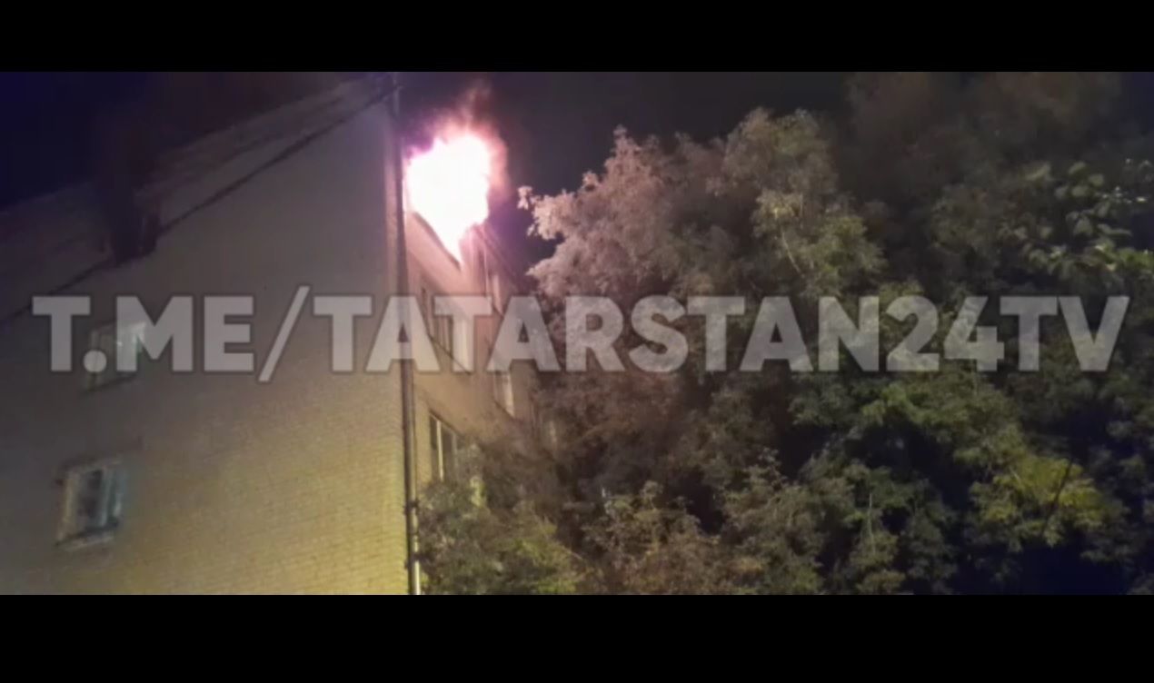 20 человек эвакуировали из горящего общежития в Казани
