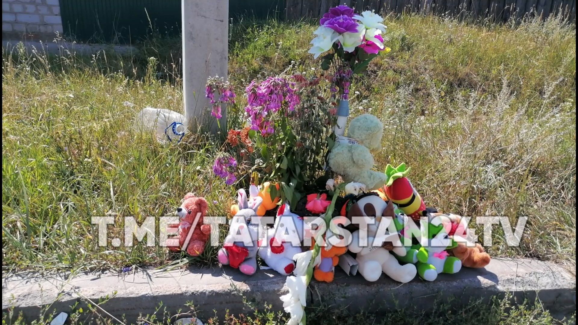 В Зеленодольске появился стихийный мемориал на месте, где насмерть сбили ребенка