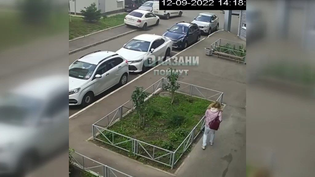 Самокат упал с высоты на припаркованный автомобиль в казанском ЖК