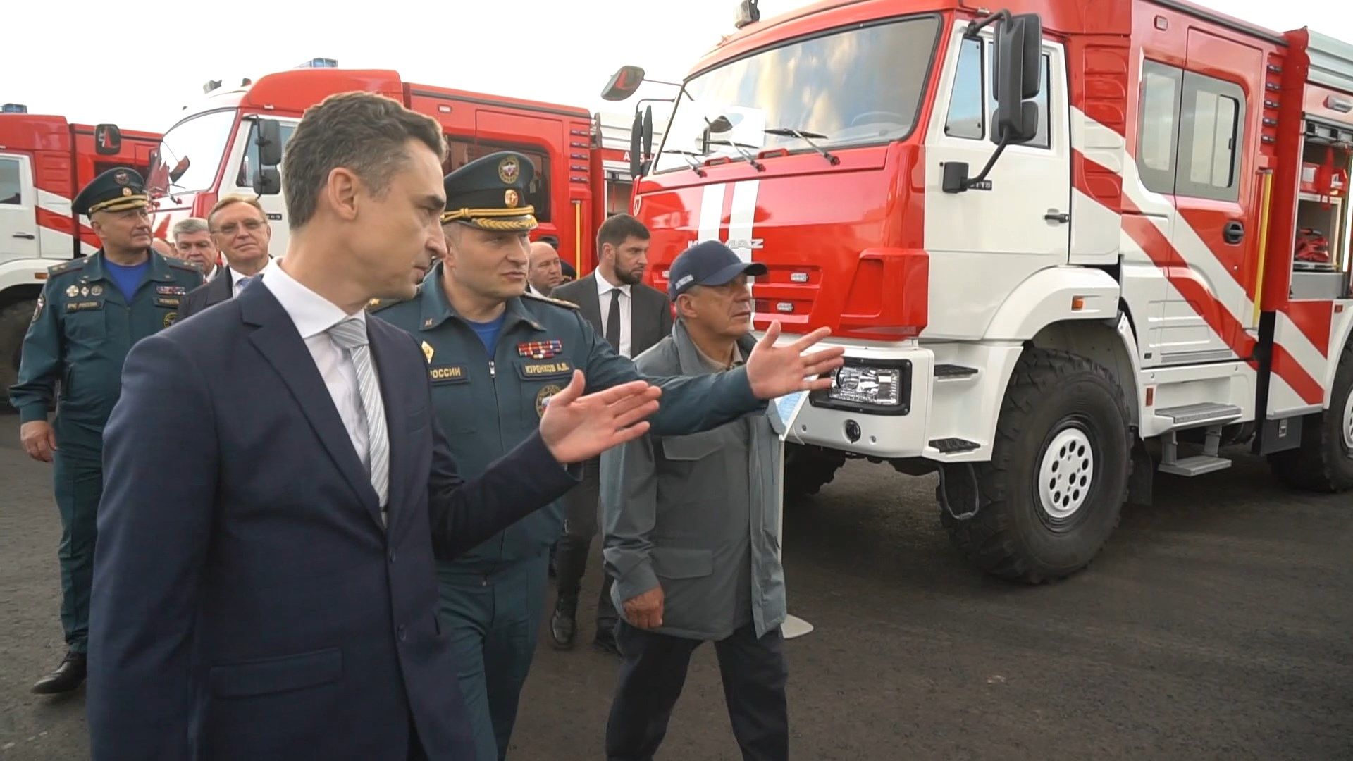 Глава МЧС России оценил модернизированные пожарные машины вертолеты Ми-8 в Татарстане