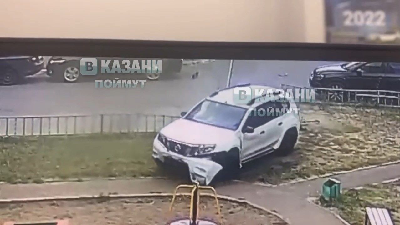 Пьяный или права купил: в Казани автомобиль устроил погром во дворе