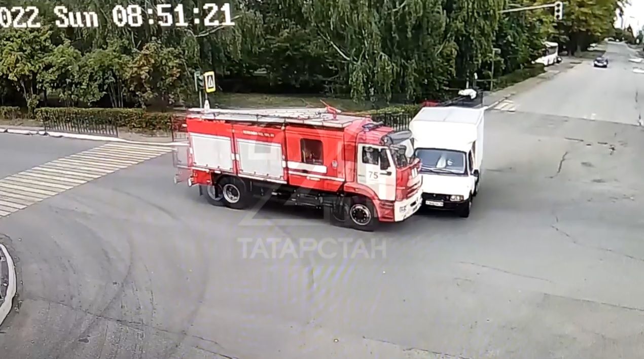 В Елабуге Газель столкнулась с пожарной машиной на перекрестке