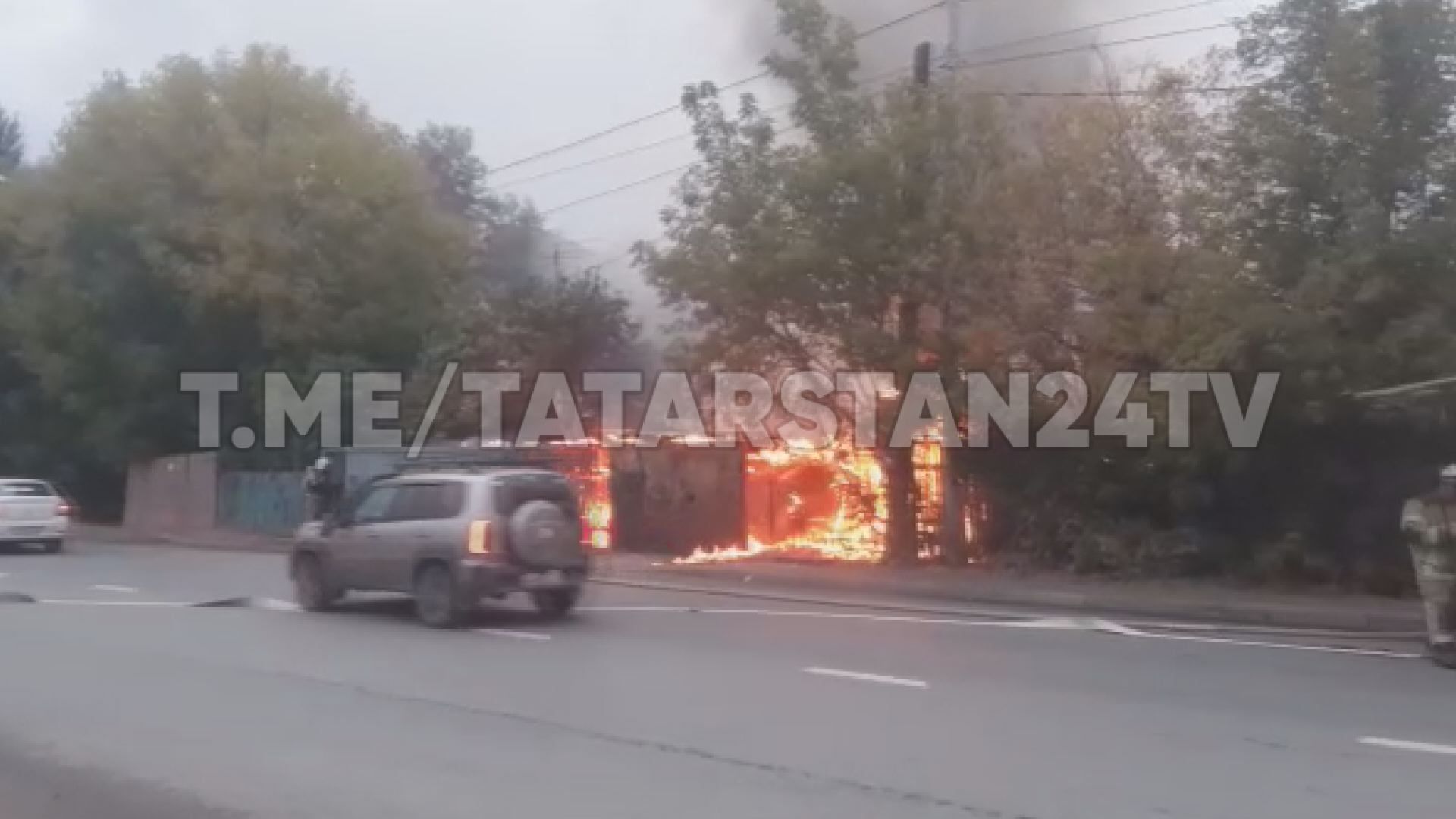 В Казани вспыхнул пожар на территории частного дома на Подлужной