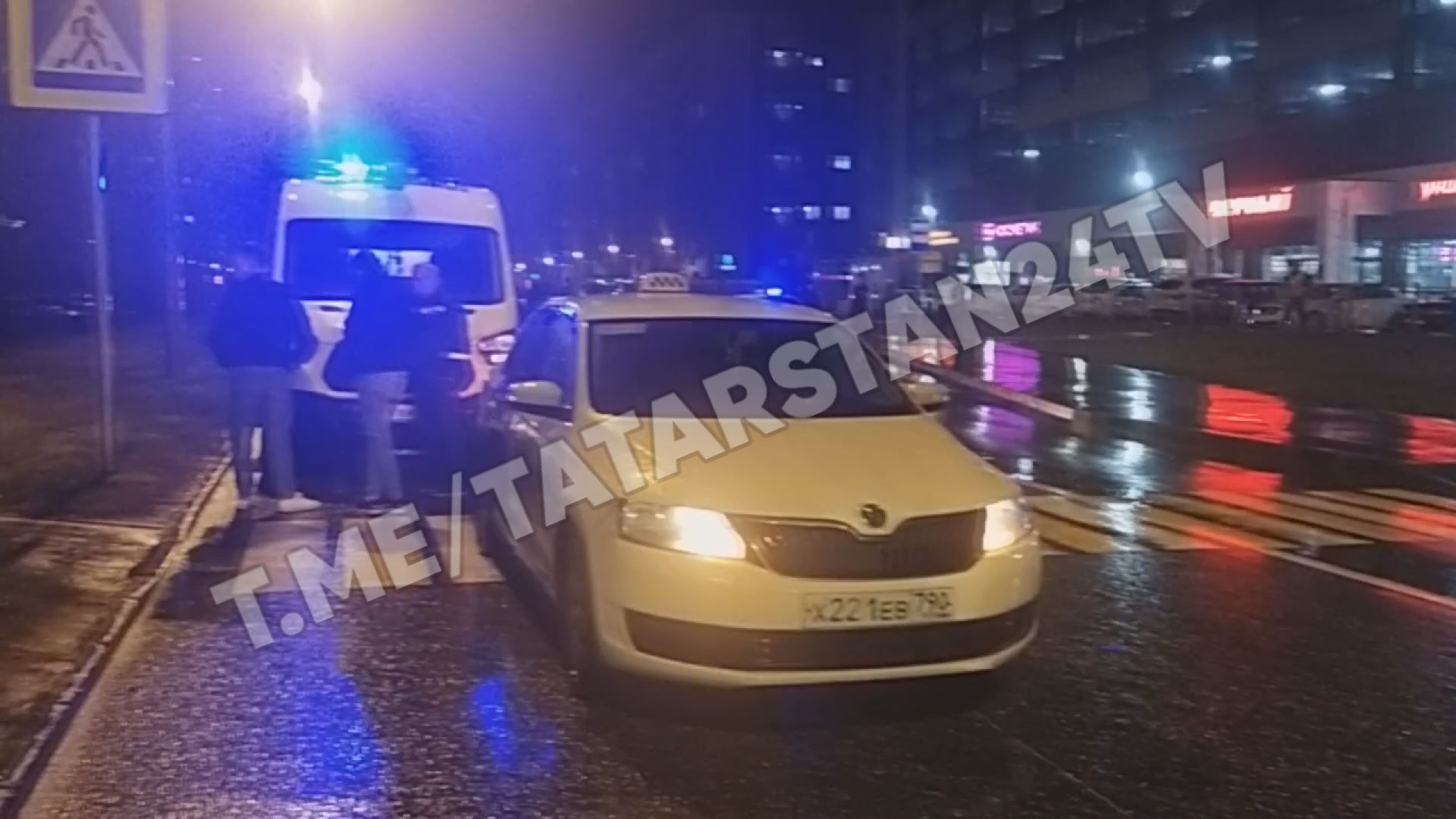 В Казани таксист сбил двух женщин на зебре