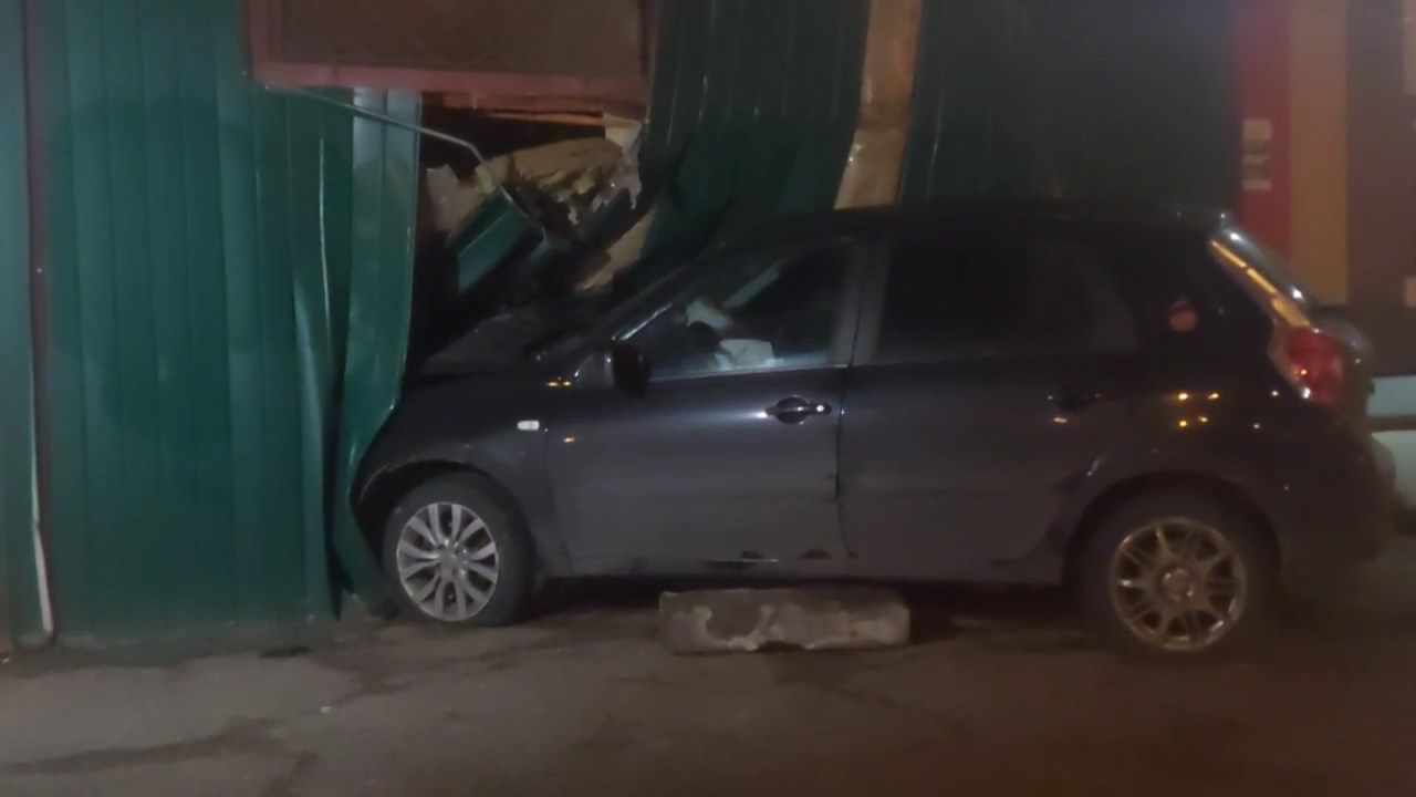 Водитель потерял сознание и на скорости врезался в металлический вагончик в Казани