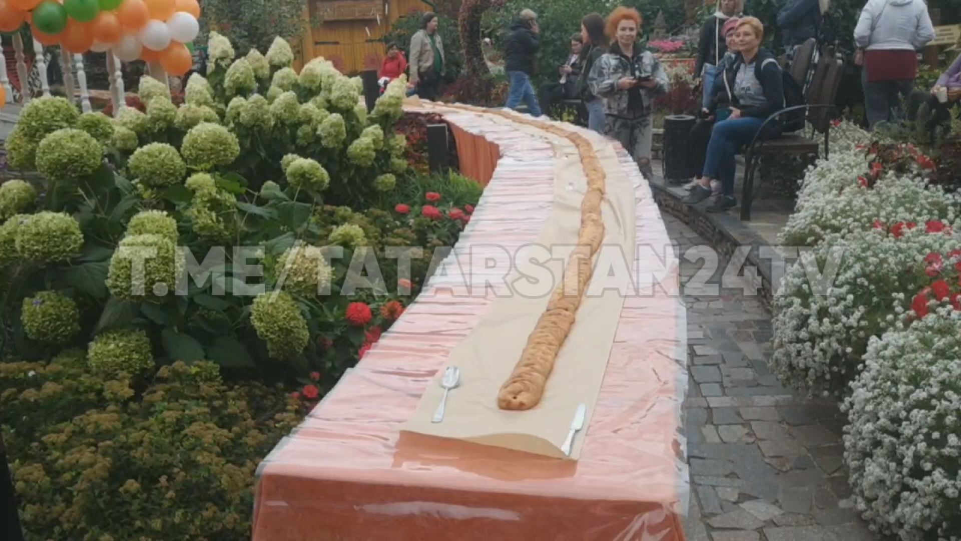Казанские повара испекли 45-метровый пирог с яблоками