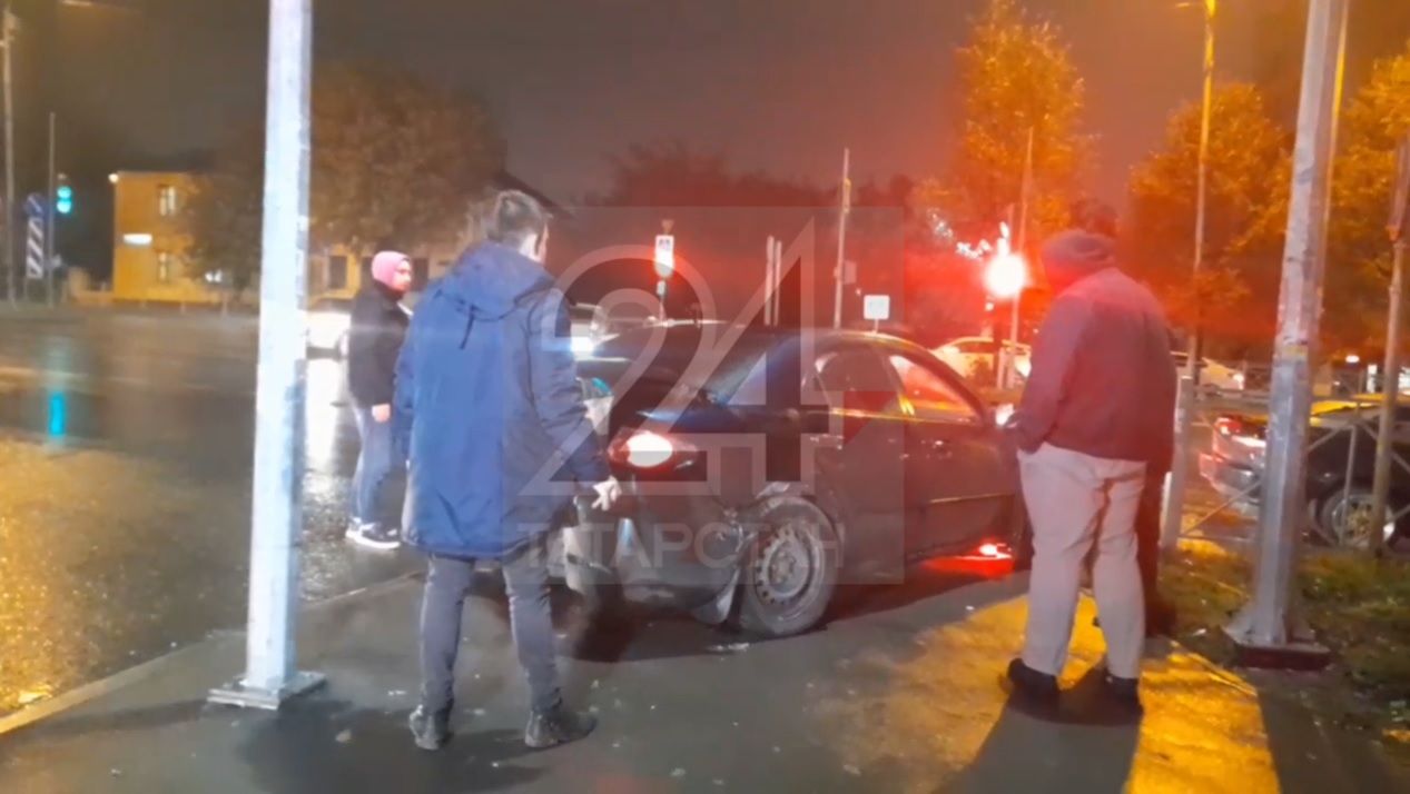 В Казани в результате сильного удара машину выбросило на тротуар
