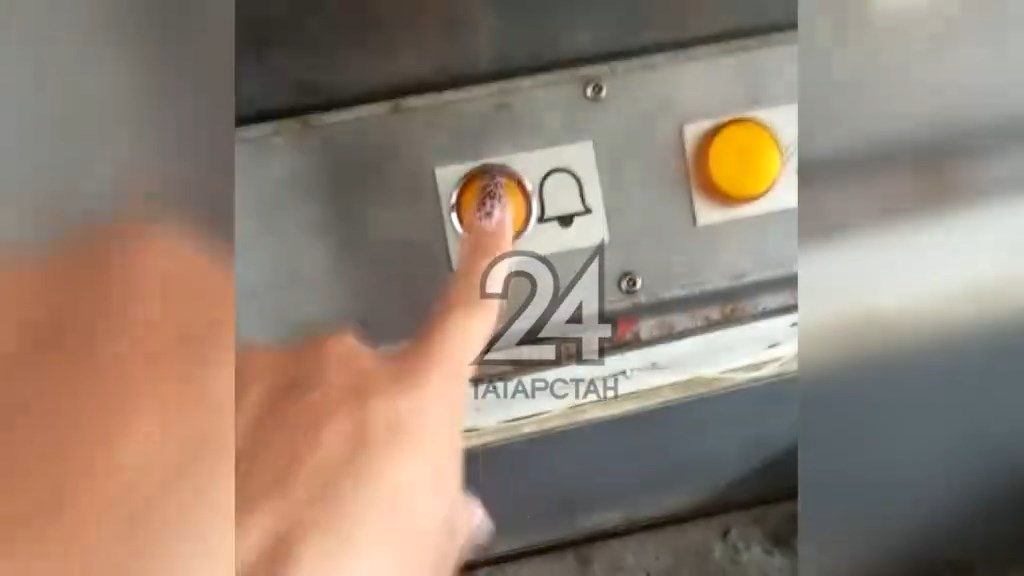 Женщина с грудным ребенком на полчаса застряла в лифте надземного перехода в Казани