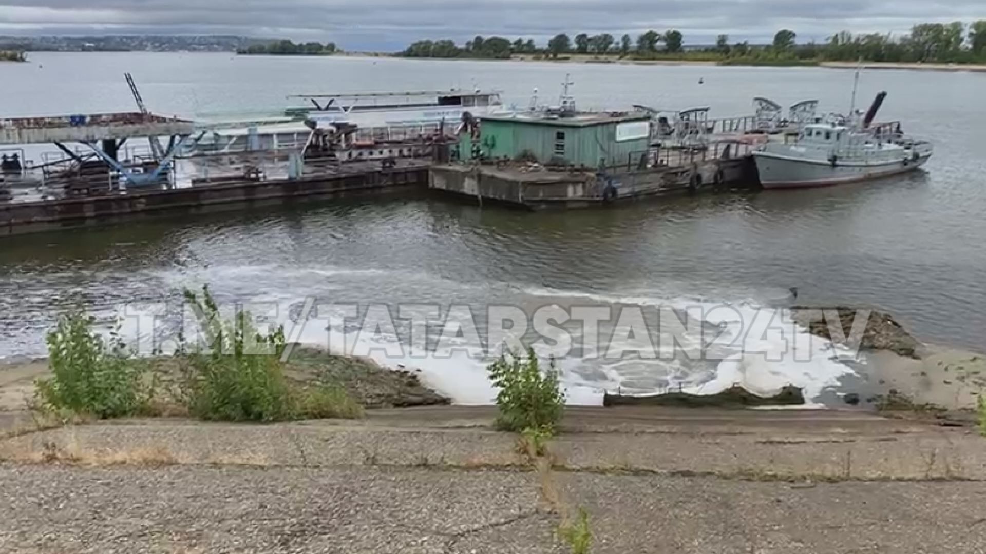 Казанцы пожаловались на слив канализации в Волгу у речного порта