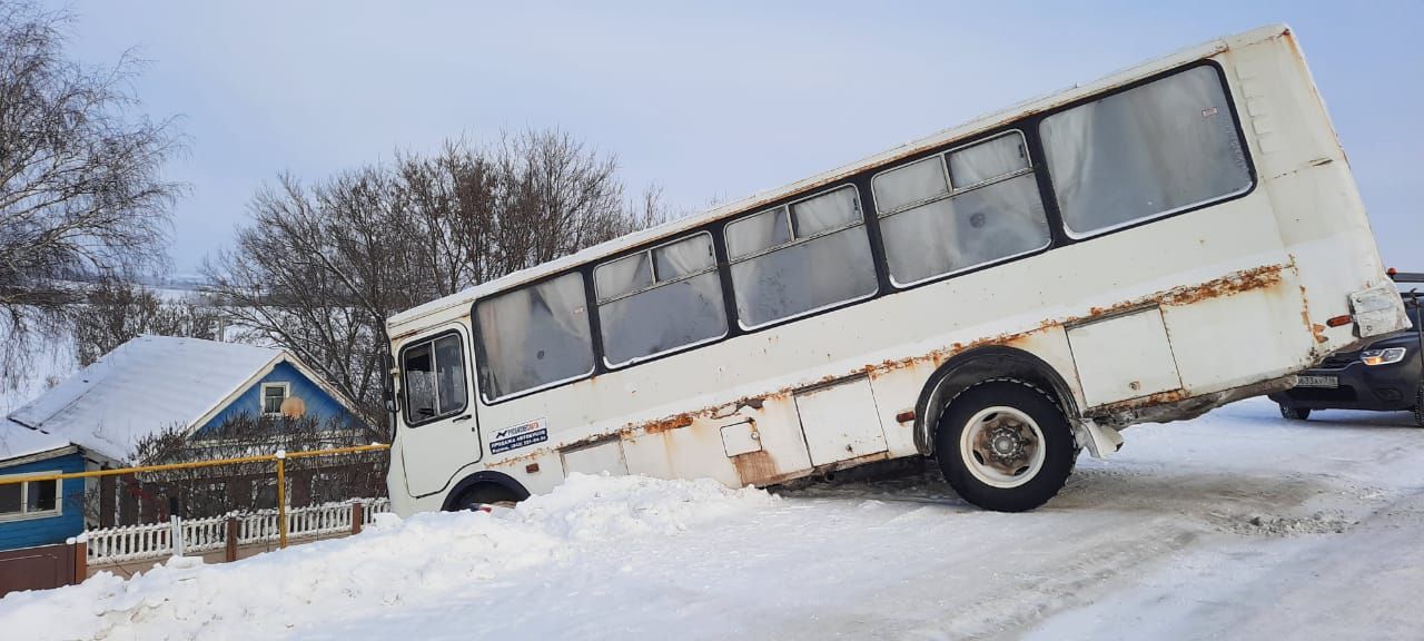 Автобус с 15 пассажирами вылетел в кювет на трассе Казань  Ульяновск