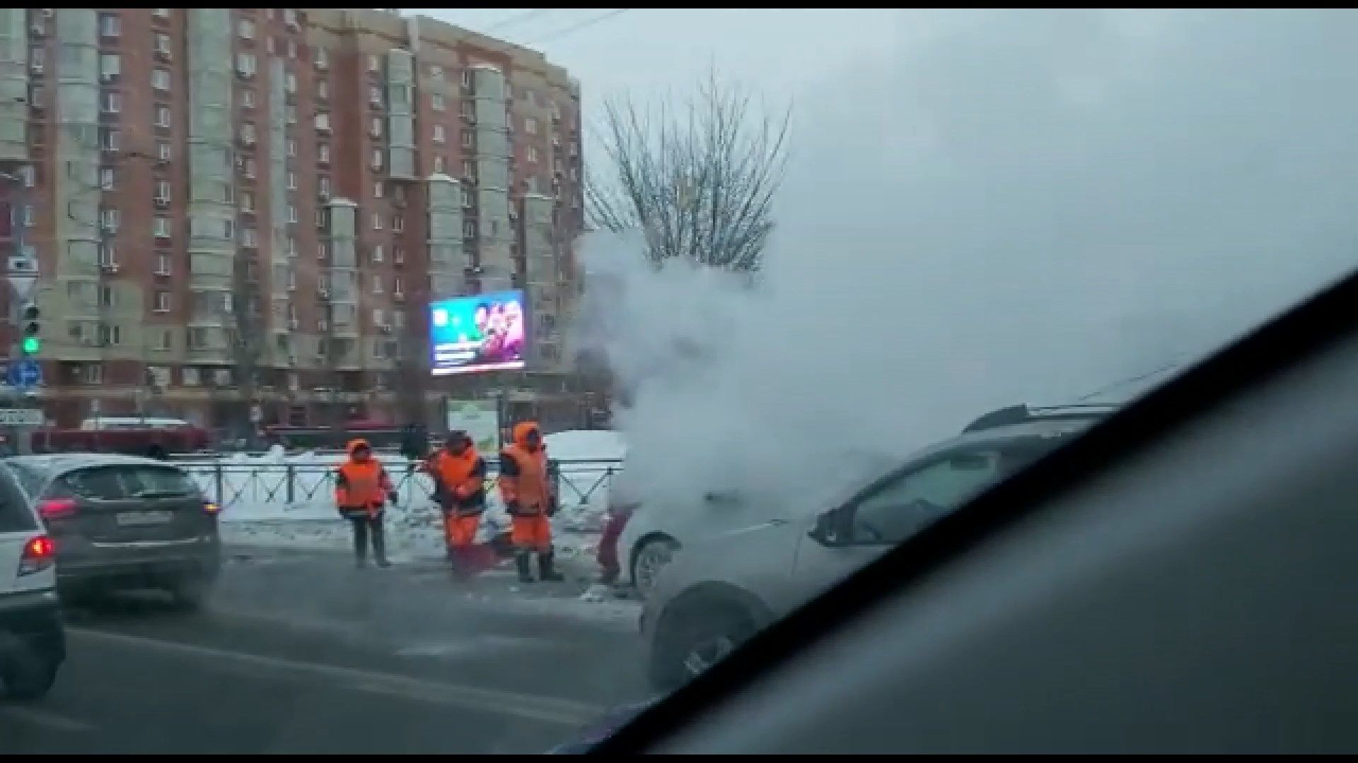 В Казани на улице Чуйкова во время движения загорелся автомобиль