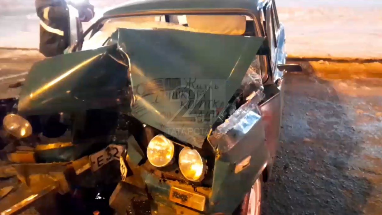 Чуть не разрезало пополам: серьезные травмы получил водитель Лады в ходе аварии в Казани