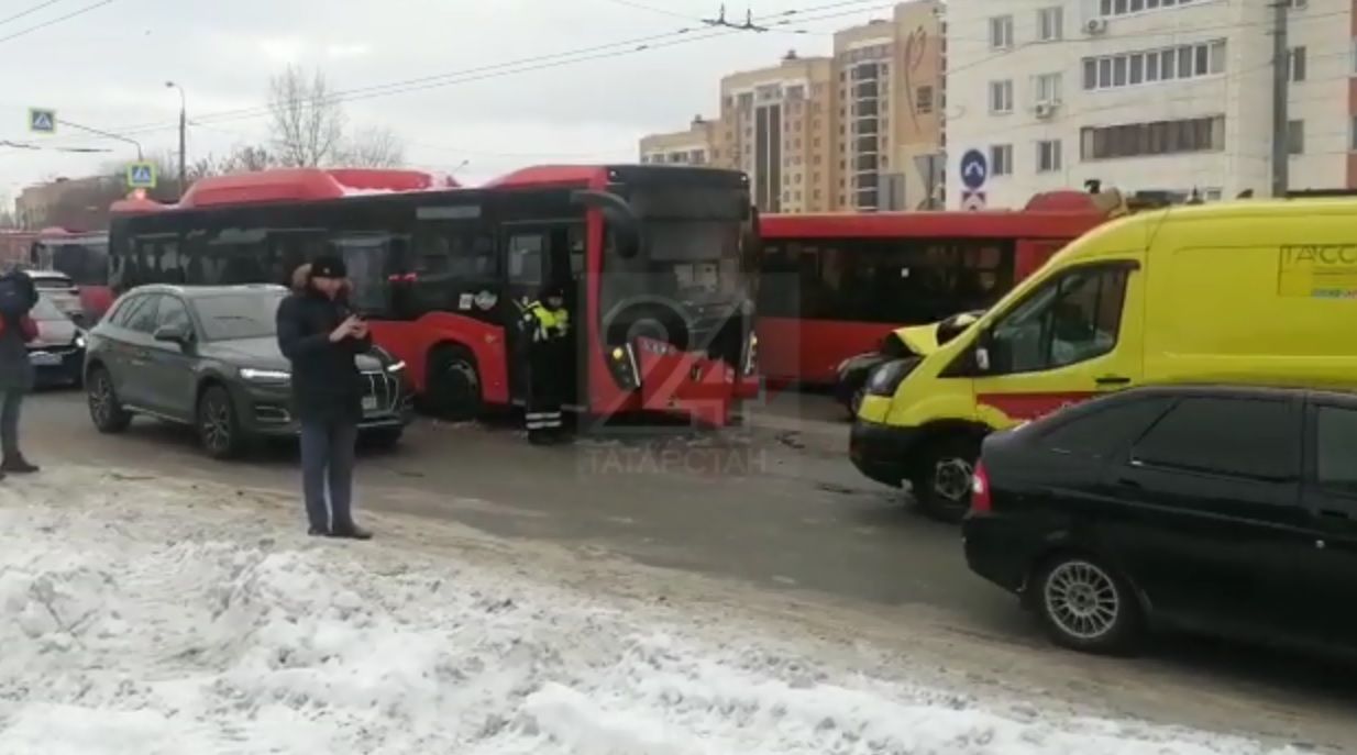 Уголовное дело заведено после ДТП с автобусом и скорой помощью в Казани
