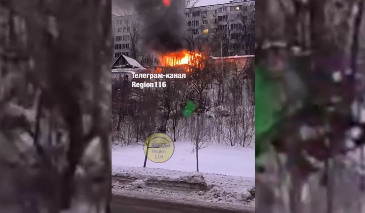 Каркас из бруса загорелся на улице Латышских Стрелков в Казани