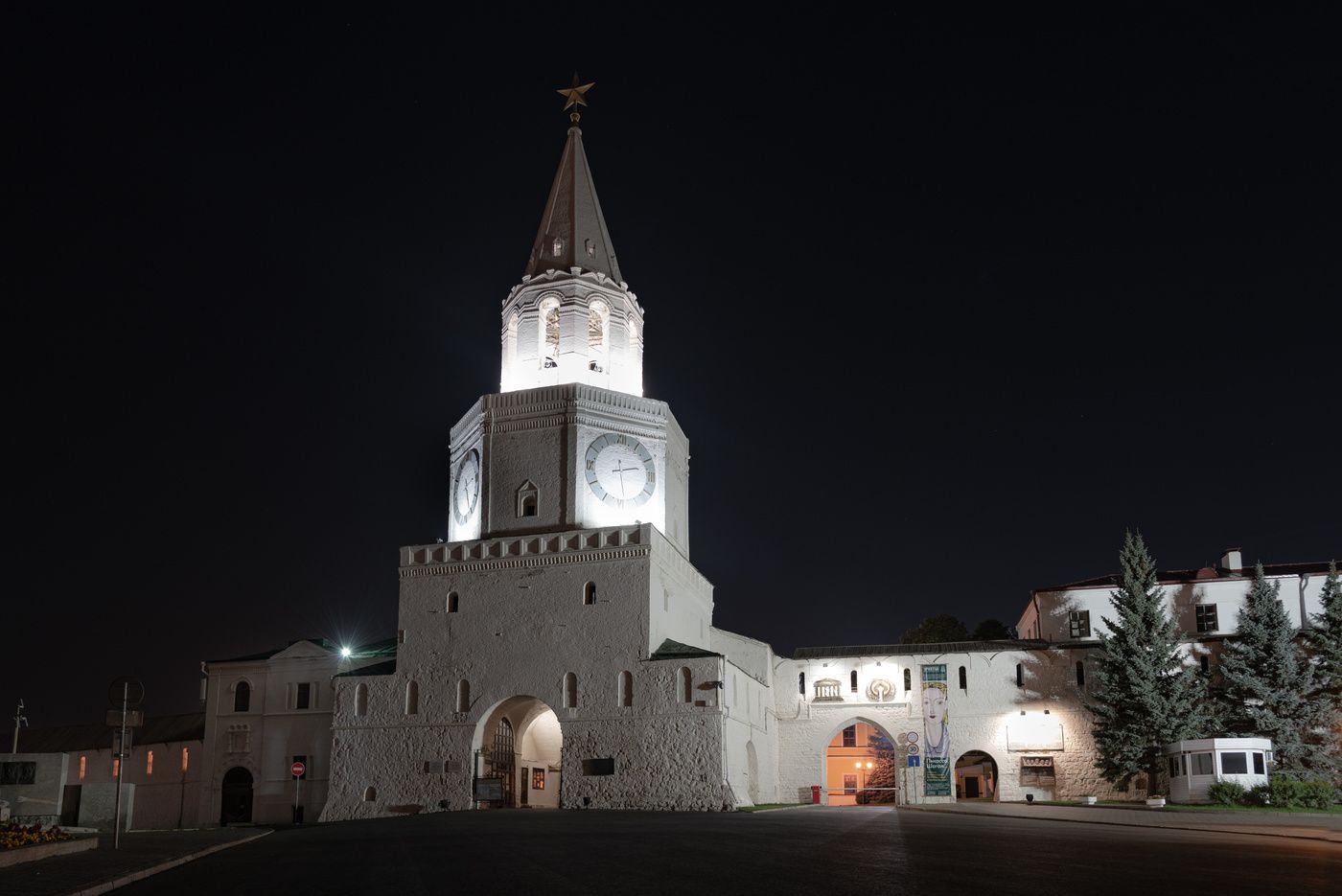 Символ Святой Троицы исчез со Спасской башни Кремля