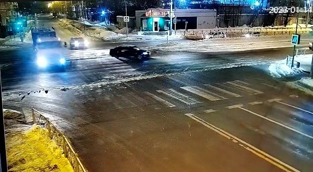 В Казани водитель КамАЗа оборвал провода и парализовал движение электротранспорта