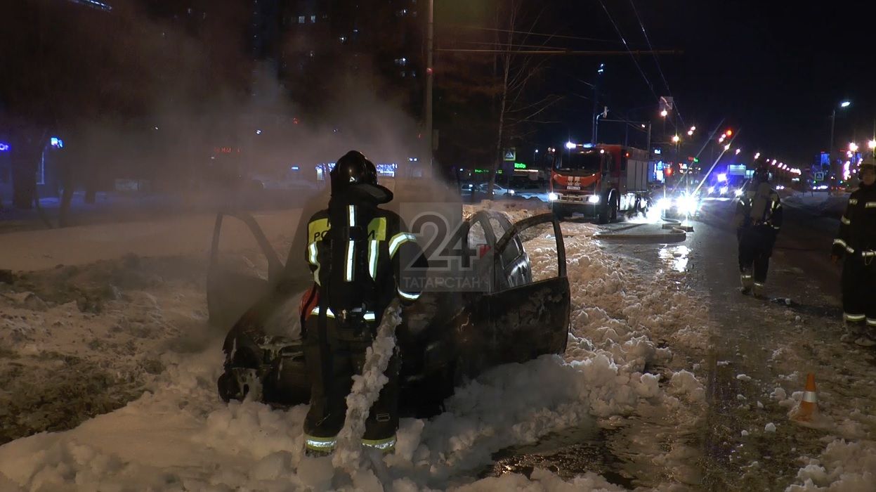 Автомобиль с четырехлетним ребенком внутри загорелся в Казани во время движения