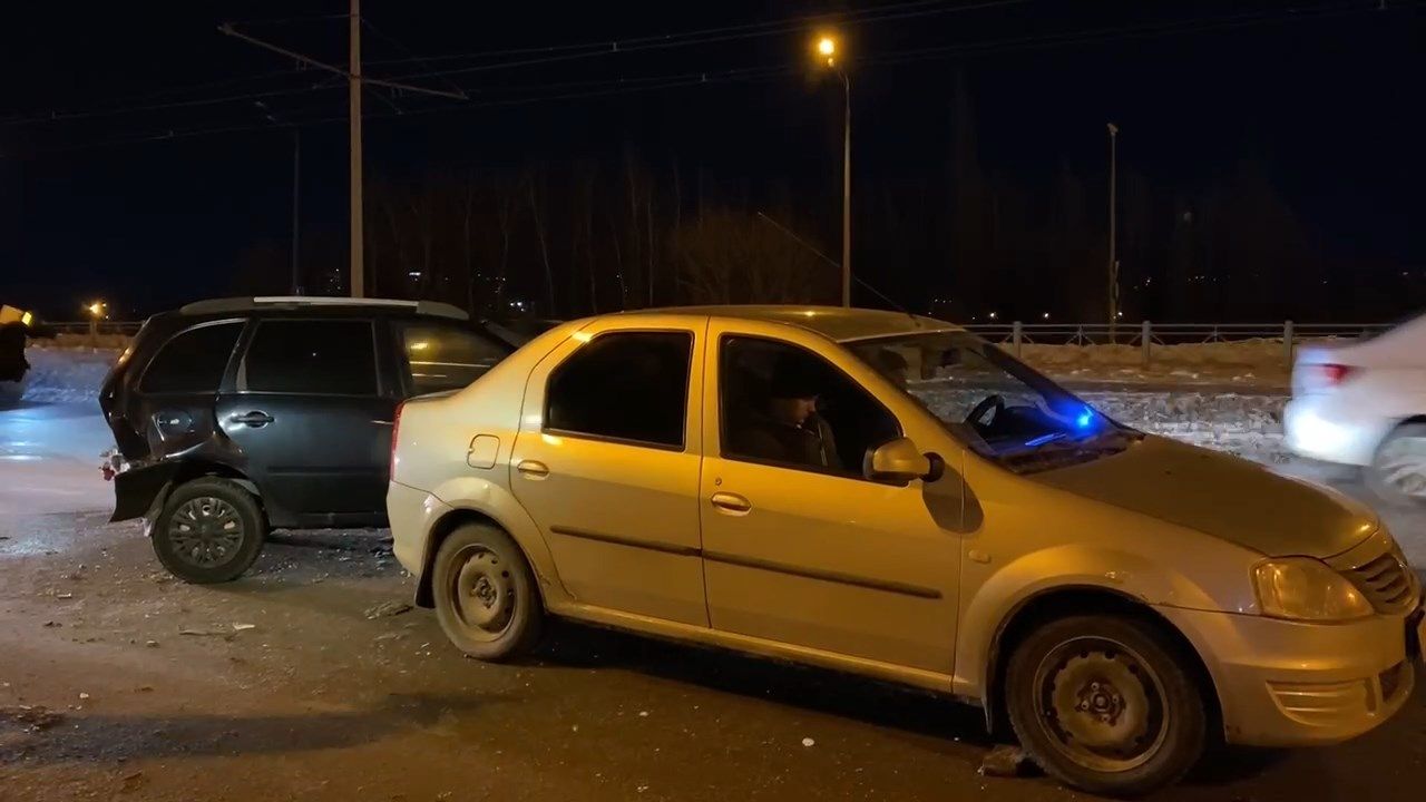 Два человека пострадали в аварии по принципу домино в Казани