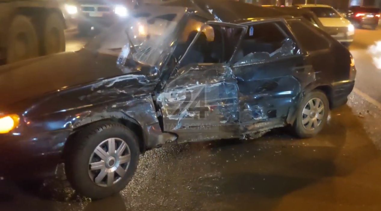 Молодой человек за рулем Лады пострадал в ходе ДТП в центре Казани