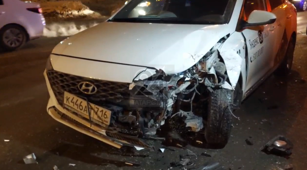 Водитель Hyundai пострадал в ходе столкновения двух иномарок в Казани
