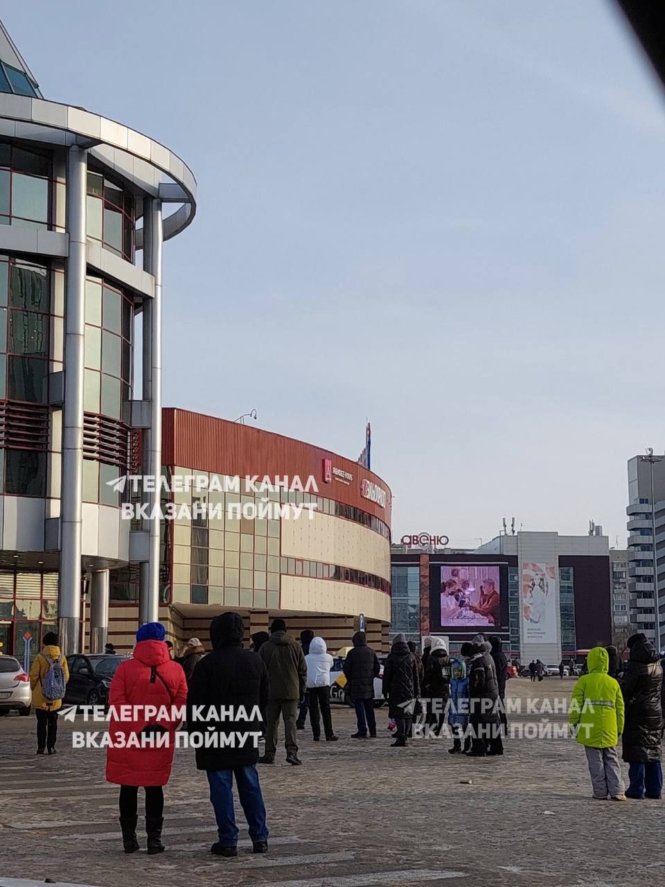 В Казани массово эвакуируют торговые центры