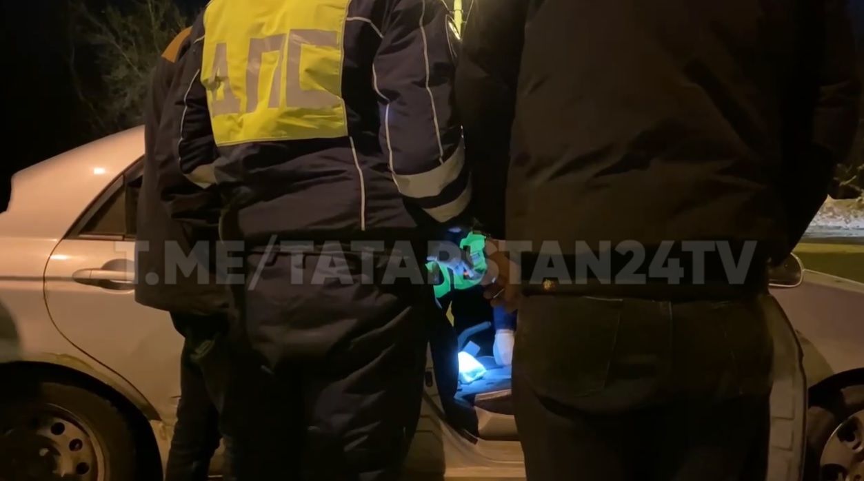 Полицейские изъяли у буйных казанцев пакетик с подозрительным веществом коричневого цвета