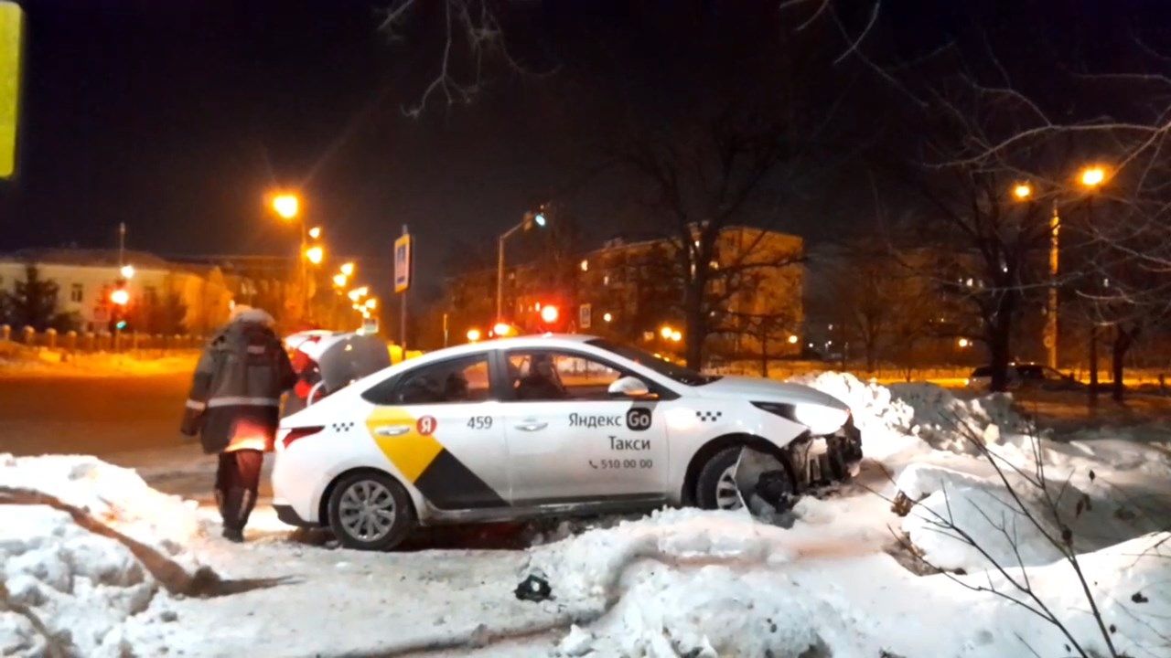 Таксист не справился с управлением и влетел в сугроб в Казани