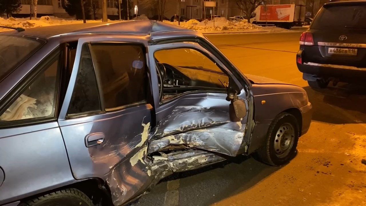 В Казани водитель попавшего в ДТП авто ударился головой о лобовое стекло