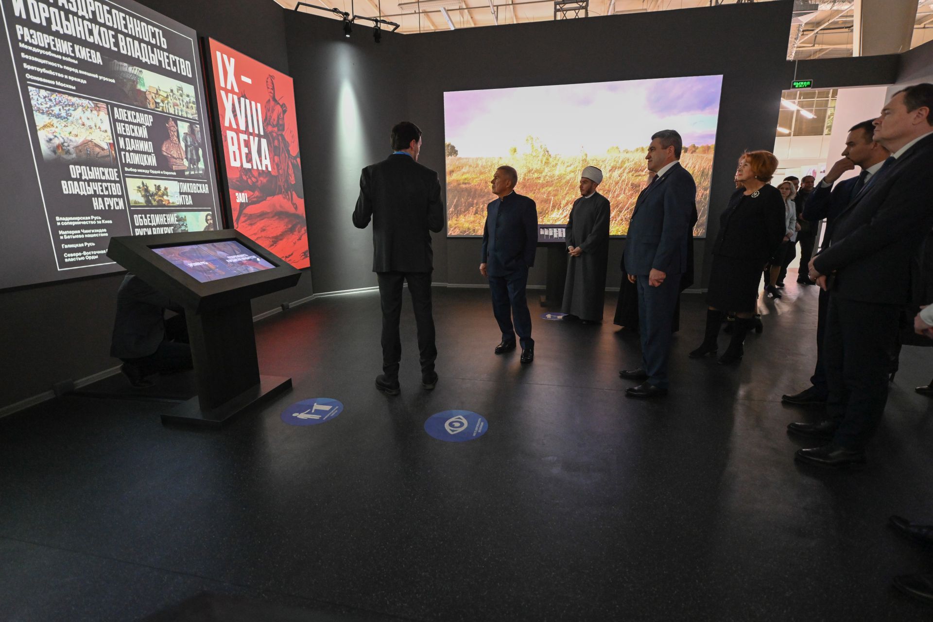 Рустам Минниханов посетил мультимедийную выставку Украина. На переломах эпох