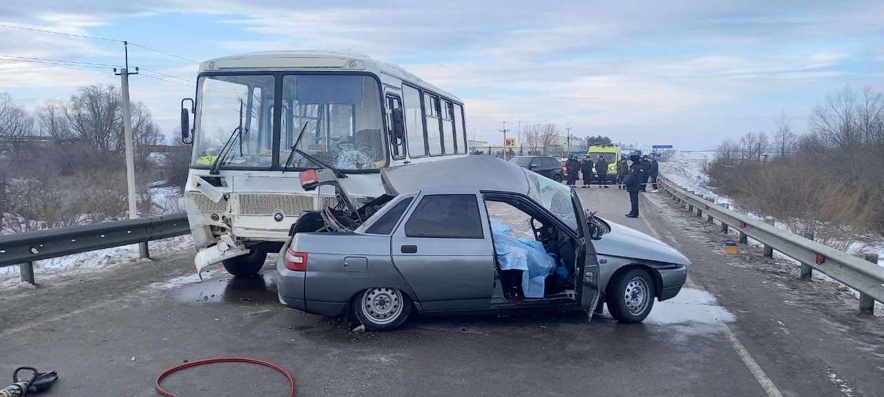 После смертельного ДТП с автобусом и легковушкой в Татарстане возбудили уголовное дело