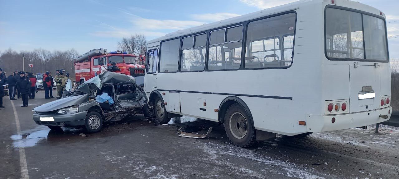 Один человек погиб и трое пострадали в ДТП с автобусом и легковушкой в Татарстане