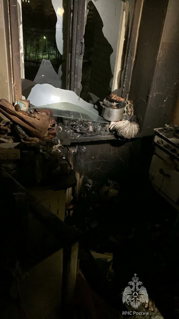 Пожилую женщину спасли из горящей квартиры в Казани