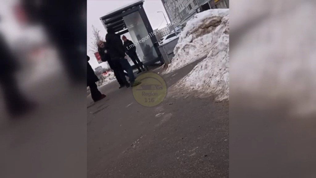 Соцсети: водитель автобуса и пассажир подрались на остановке в Казани