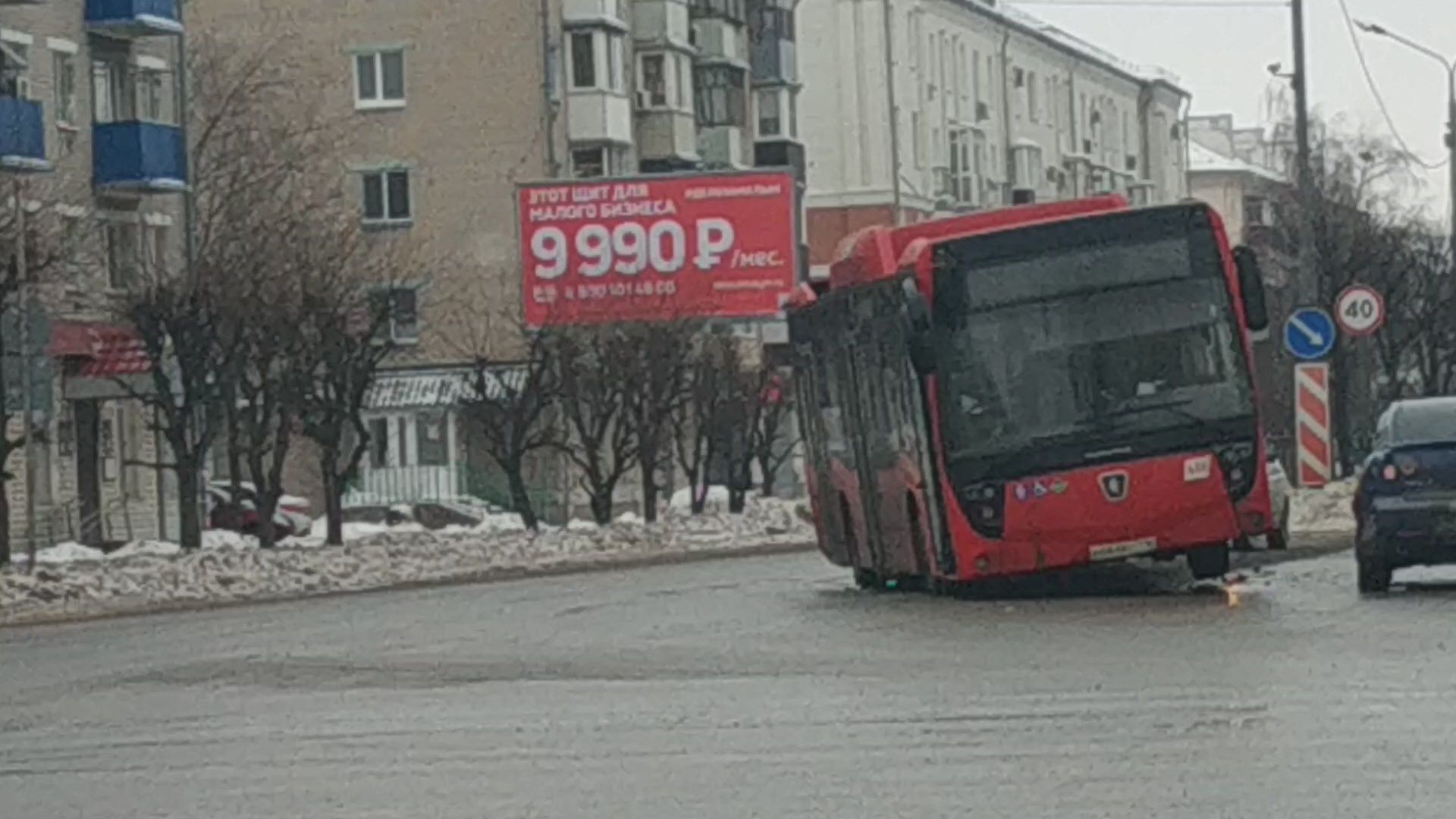 Городской автобус попал в ДТП в Казани