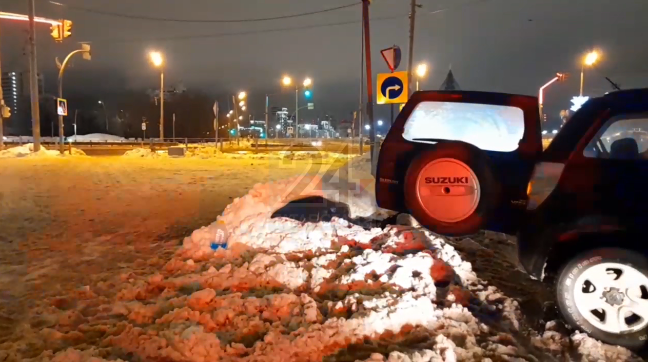 Водитель Suzuki лишился бампера в результате наезда на препятствие в Казани