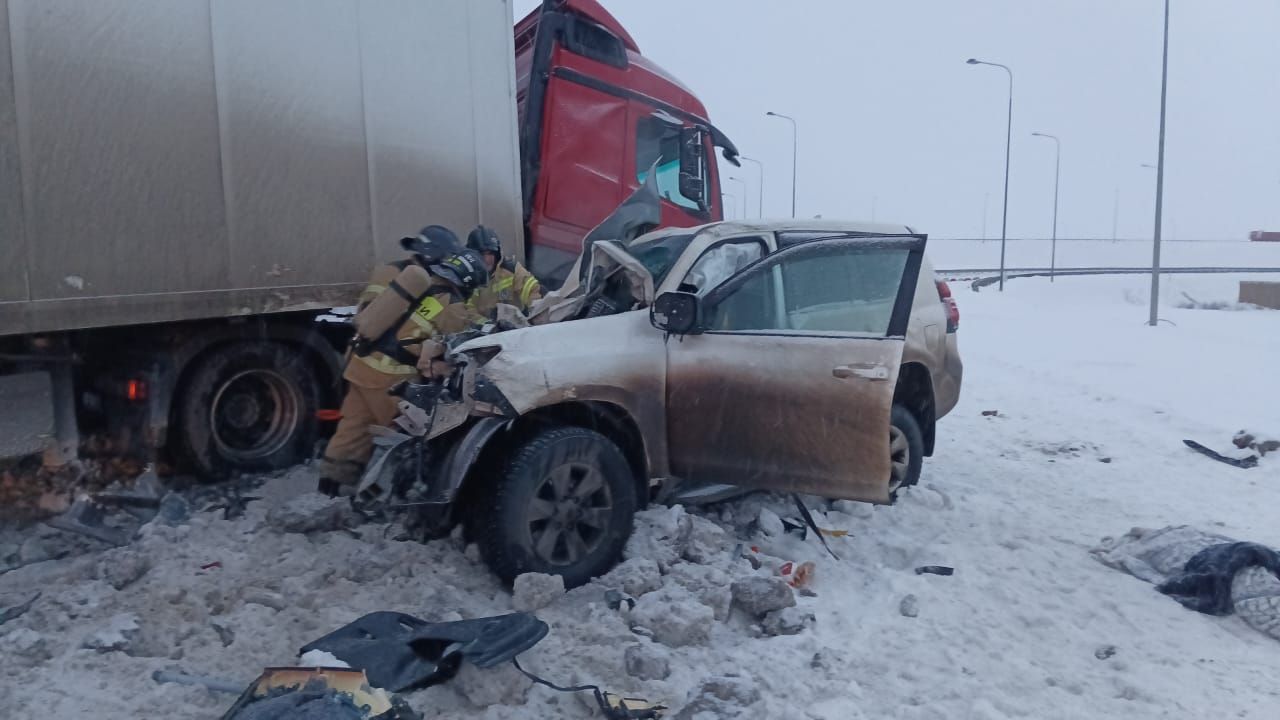 Два человека погибли в ДТП с фурой на трассе в Татарстане