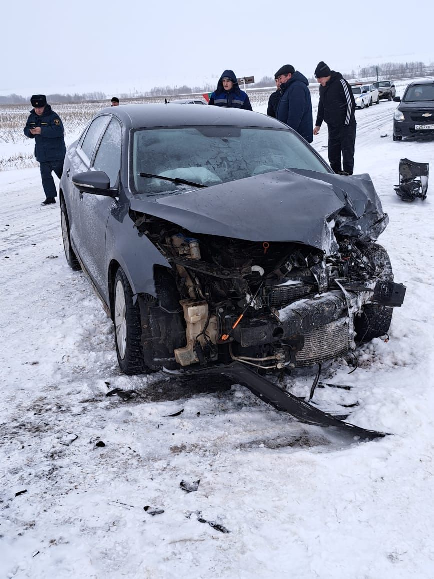 Пассажирка погибла при столкновении двух иномарок на трассе в Татарстане