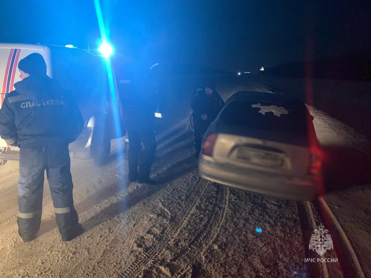 Сотрудники МЧС спасли замерзающих водителя и пассажира на трассе в Татарстане