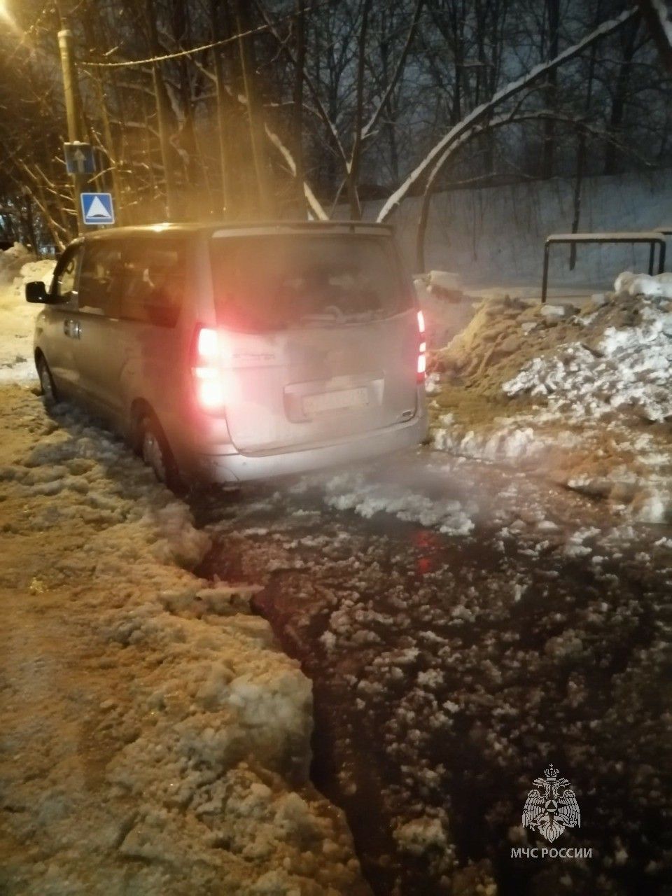 В Казани спасатели помогли глухонемому водителю, который застрял в снежной каше