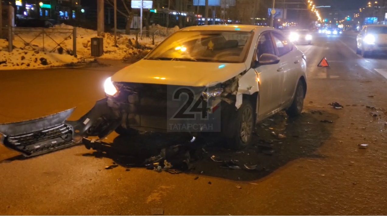 Автомобиль такси разбился в результате аварии с иномаркой в Казани