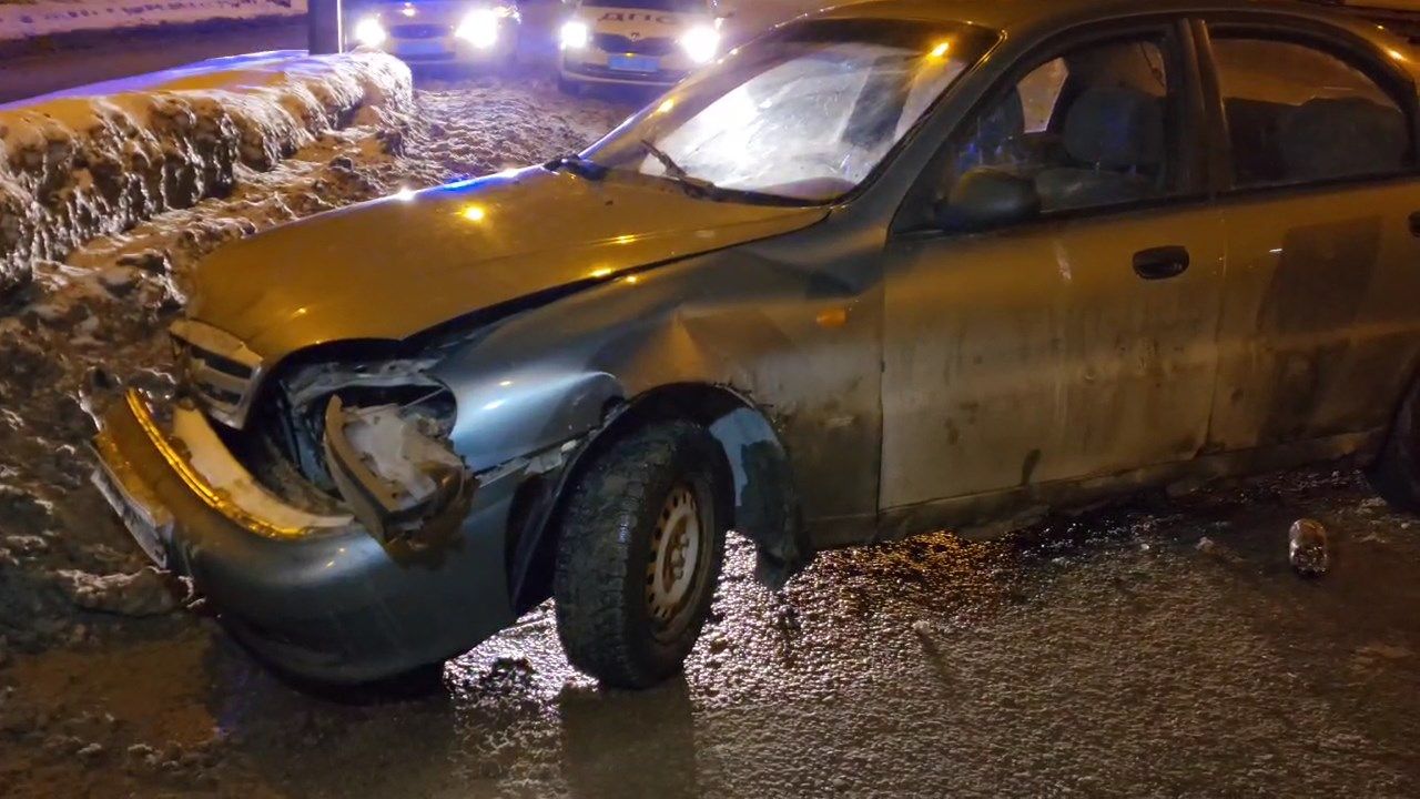 Водитель легковушки пострадал при столкновении двух иномарок в Казани
