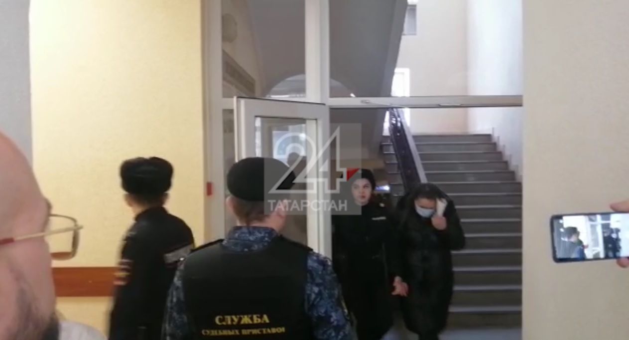В Казани стартовал суд над женщиной, которая избила свою дочь и сняла это на видео