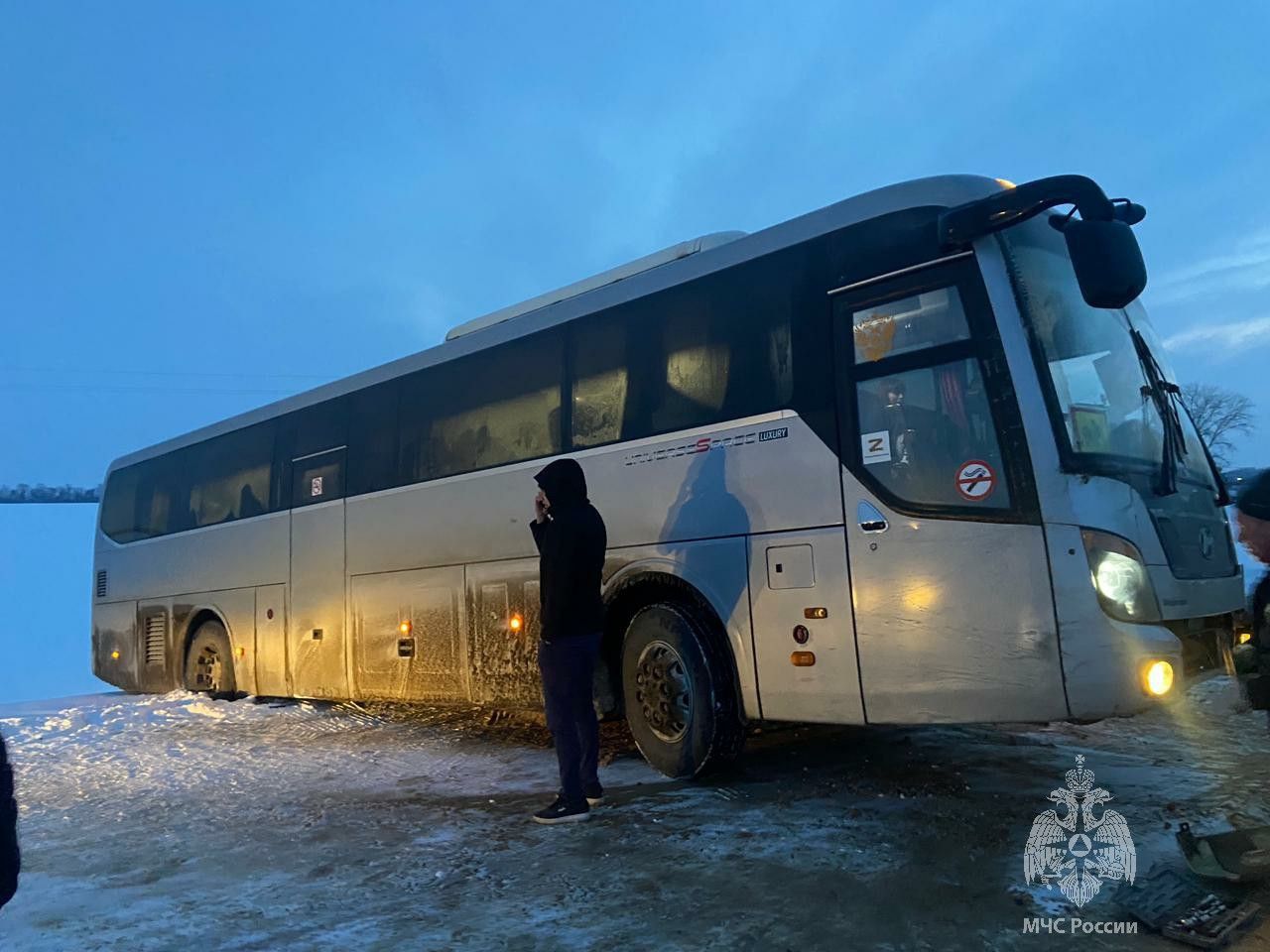 Автобус с детской хоккейной командой застрял на обочине в Татарстане